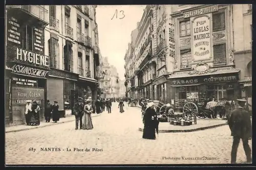 AK Nantes, La Place du Pilori animée avec passants et boutiques