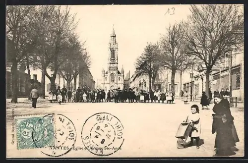AK Nantes, Église et Avenue Sainte-Anne avec enfants jouant sur la place