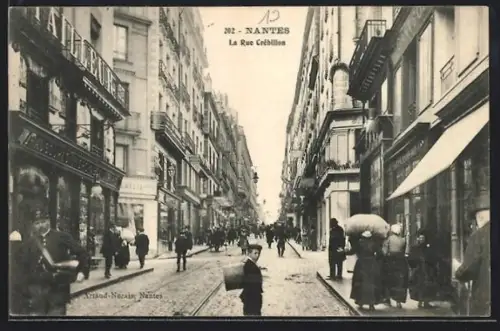 AK Nantes, La Rue Crébillon animée avec passants et commerces