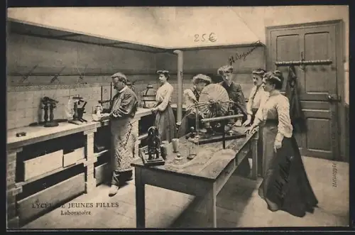 AK Nantes, Lycée de Jeunes Filles, laboratoire scientifique avec étudiantes