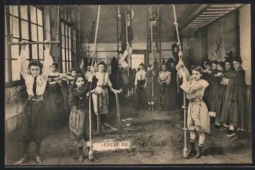 AK Nantes, Lycée de jeunes filles, salle de gymnastique avec élèves en activité