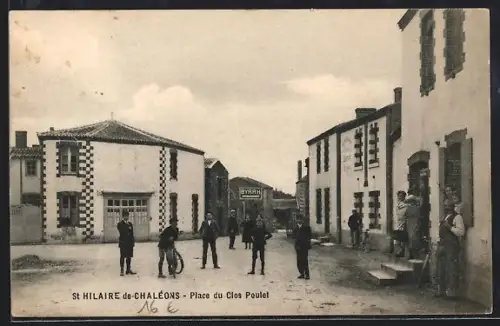 AK St Hilaire-de-Chaléons, Place du Clos Poulet mit Menschen auf der Strasse