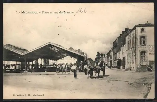 AK Machecoul, Place et rue du Marché avec habitants et marché couvert
