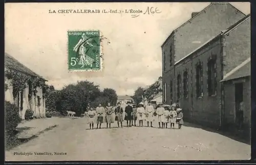 AK La Chevallerais /L.-Inf., L`École et groupe d`enfants devant le bâtiment scolaire