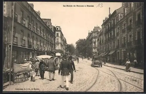 AK Nantes, La Route de Rennes avec passants et charrette
