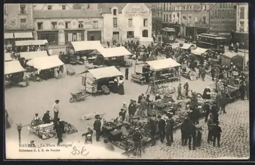 AK Nantes, La Place Bretagne animée avec le marché et les tramways en arrière-plan