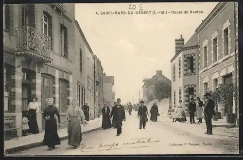 AK Saint-Mars-du-Désert /L.-Inf., Route de Nantes animée avec passants et bâtiments historiques