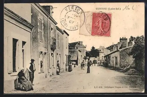 AK Vertou /Loire-Inf., Scène de rue animée avec habitants et architecture historique