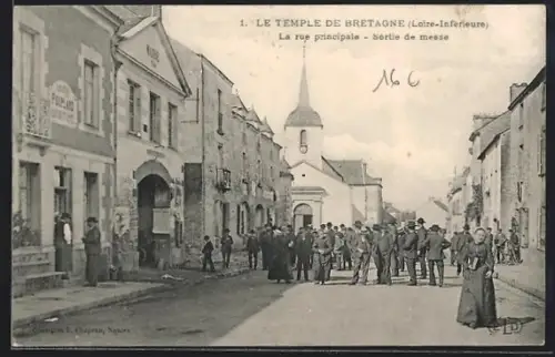 AK Le Temple de Bretagne /Loire-Inférieure, La rue principale, Sortie de messe