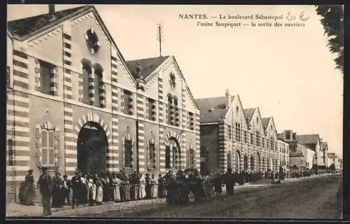 AK Nantes, Le boulevard Sébastopol, l`usine Saupiquet, la sortie des ouvriers