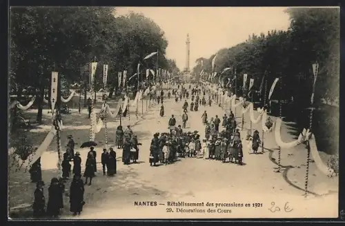 AK Nantes, Rétablissement des processions en 1921, Décorations des Cours