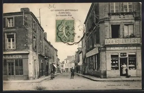 AK Le Loroux-Bottereau /Loire Inf., La Grande-Rue avec commerces et passants