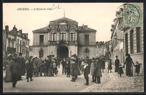 AK Ancenis, L`Hôtel de Ville et foule devant le bâtiment