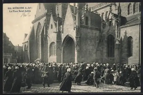 AK Guérande /L.-Inf., La Place Saint-Aubin animée par une foule en costumes traditionnels