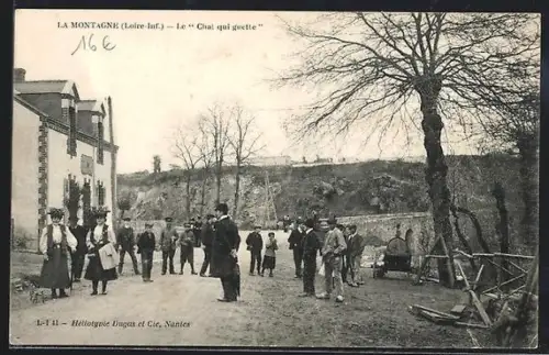 AK La Montagne /Loire-Inf., Le Chat qui guette, scène animée devant une maison avec passants et charrette