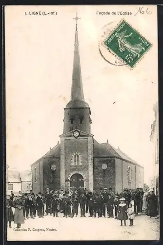 AK Ligné /L.-Inf., Facade de l`Église avec groupe de villageois devant