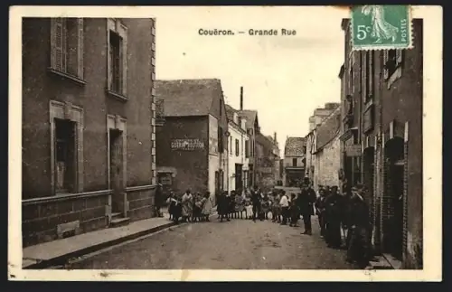 AK Couëron, Grande Rue animée avec passants et bâtiments historiques