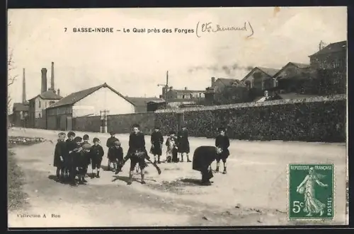 AK Basse-Indre, Le Quai près des Forges avec des enfants jouant