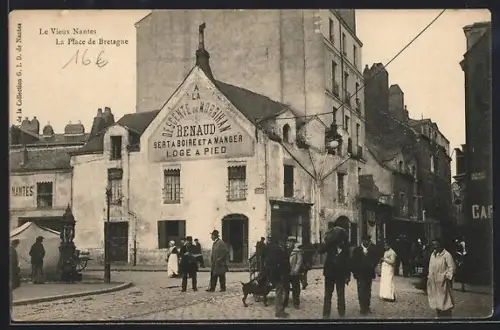 AK Nantes, Le Vieux Nantes, La Place de Bretagne avec passants et bâtiments historiques