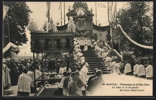 AK Nantes, Procession de la Fête-Dieu, Le Dais et le Reposoir du Cours Saint-Pierre