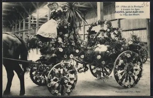 AK Nantes, Fête des Fleurs 1910 avec char fleuri et enfants en costumes traditionnels