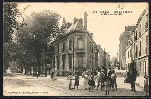 AK Nantes, Rue de Rennes et Rue de Bel-Air avec passants et bâtiments historiques