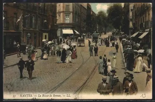 AK Nantes, La Route de Rennes avec passants et tramway