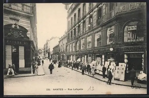 AK Nantes, Rue Lafayette animée avec passants et boutiques