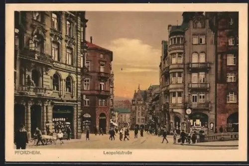AK Pforzheim, Leopoldstrasse mit Geschäften und Passanten