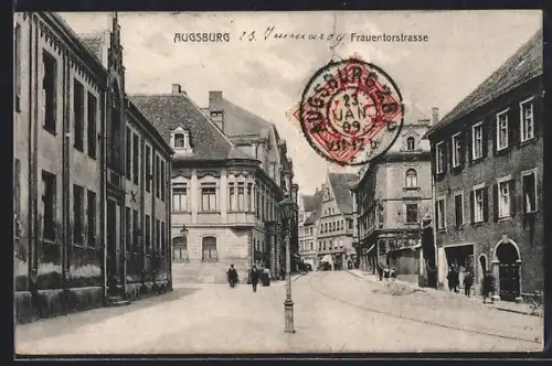 AK Augsburg, Frauentorstrasse mit Passanten