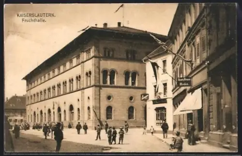 AK Kaiserslautern, Strassenpartie mit Geschäften und Fruchthalle
