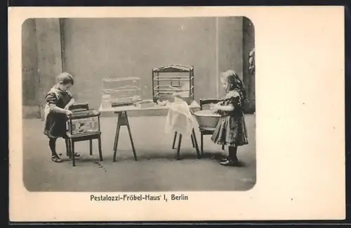 AK Berlin-Schöneberg, Pestalozzi-Fröbel-Haus, Barbarossa-Strasse, Kinder mit Vogelkäfigen