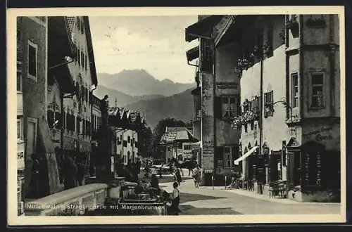 AK Mittenwald, Strassenpartie mit Marienbrunnen und Geschäften