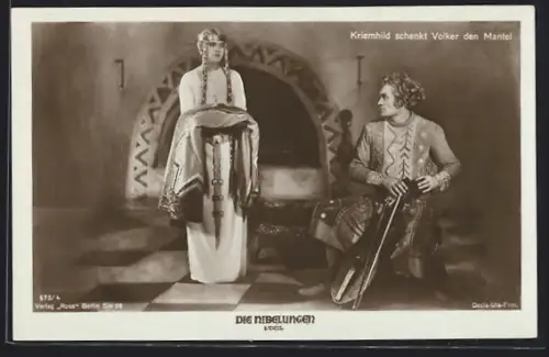 AK Die Nibelungen, 1.Teil, Kriemhild schenkt Volker den Mantel