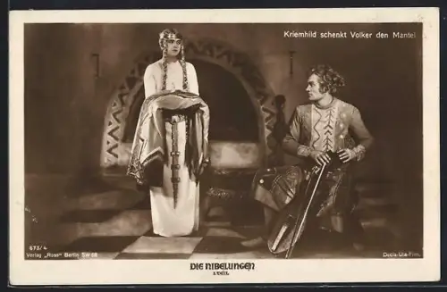 AK Die Nibelungen, 1.Teil, Kriemhild schenkt Volker den Mantel
