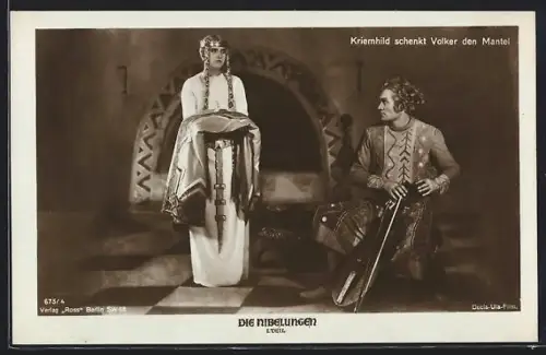 AK Filmszene Die Nibelungen, I. Teil, Kriemhild schenkt Volker den Mantel