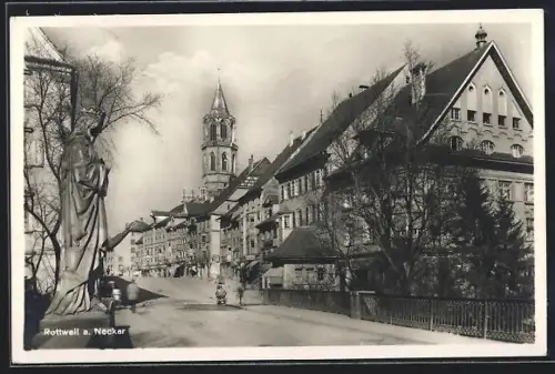 AK Rottweil a. Neckar, Strassenpartie mit Standbild