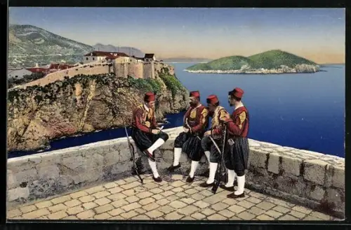 AK Dubrovnik, Raguse avec l`île Lacroma, Männer in traditioneller Kleidung