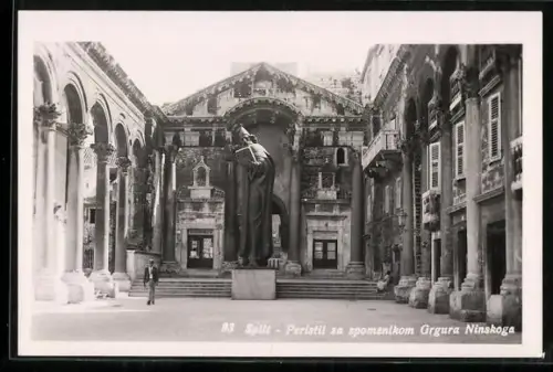 AK Split, Peristil sa spomenikom Grgura Ninskoga