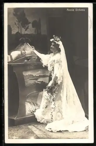 AK Opernsängerin Annie Dirkens, mit einem Hochzeitskleid auf der Bühne