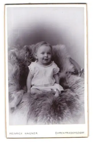 Fotografie Heinrich Wagner, Ehrenfriedersdorf, Chemnitzerstrasse, Kleinkind auf Fell