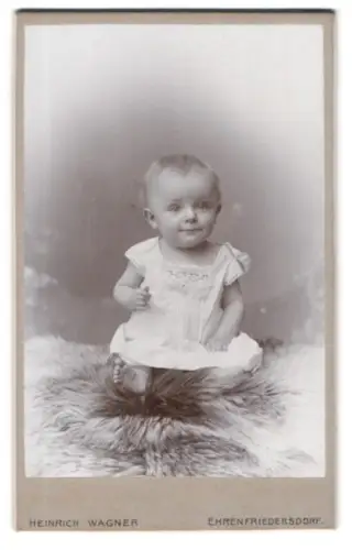 Fotografie Heinrich Wagner, Ehrenfriedersdorf, Chemnitzerstrasse, Kleinkind auf Fell sitzend