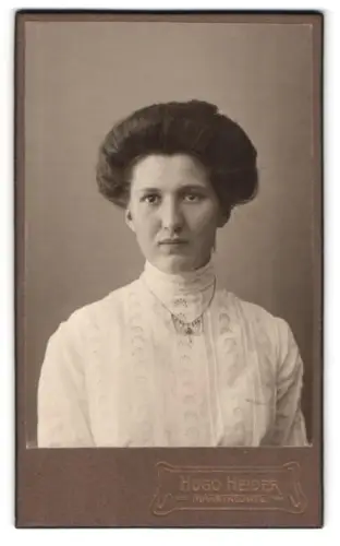 Fotografie Hugo Heider, Marktredwitz, Elegantes Porträt einer Frau