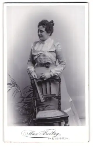 Fotografie Max Freitag, Meissen, Rothe Stufen 3, Frau im eleganten Kleid mit Fächer