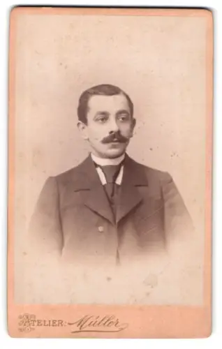 Fotografie Moritz Müller, Rochlitz, Obere Gärtnerstrasse, Porträt eines Mannes mit Schnurrbart