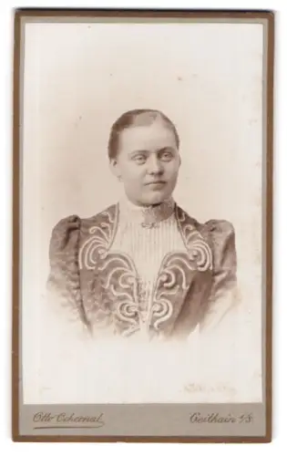 Fotografie Otto Ochernal, Geithain, Bahnhofstrasse, Porträt einer Frau in eleganter Kleidung