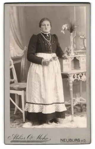 Fotografie Atelier O. Mohr, Neuburg a.d., Frau in mit gestreifter Schürze
