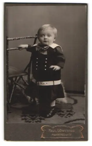 Fotografie Paul Löwenhag, Marktredwitz, Ottostrasse, Kleinkind an einem Stuhl