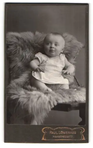 Fotografie Paul Löwenhag, Marktredwitz, Ottostrasse, Baby auf Fell