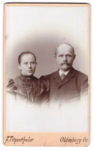 Fotografie F. Titzenthaler, Oldenburg, Theaterwall 15, Porträt eines Paares